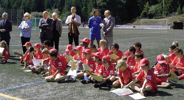 Honorarkonsul  Helmut W. Schweimler, G...(Schweiz) im Kreis der jungen Kicker.   | Foto: Hotel Vier Jahreszeiten