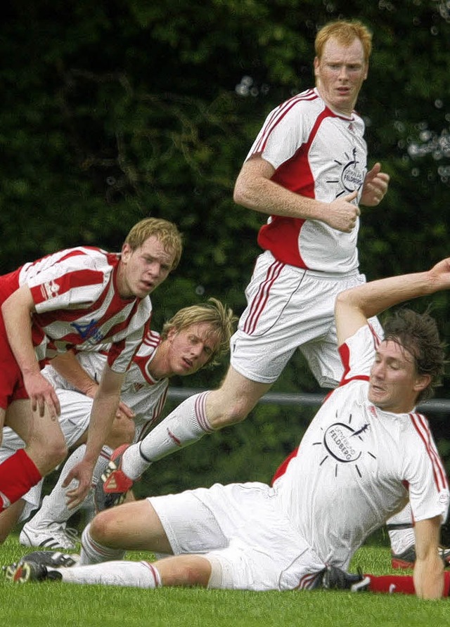 Hat einer den Ball gesehen? Die Hinter...ahnden gemeinsam nach dem Spielgert.   | Foto: Dieter Reinhardrt