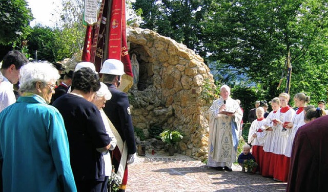 Die Pfarrgemeinde Wittnau hat am Sonnt...dete den Segen an der Lourdes-Grotte.   | Foto: Otto Selb