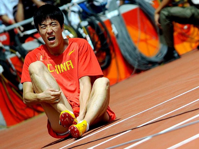 Der Gold-Traum ist geplatzt: Liu Xiang...ht die 110-Meter Hrden sausen lassen.  | Foto: dpa