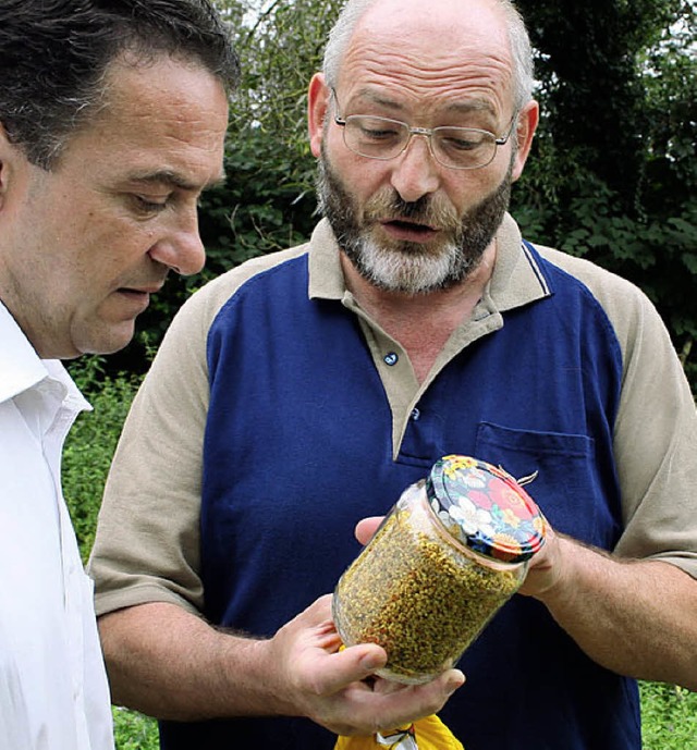 Imkermeister Sprgin berreicht dem CD...ker Schwehr ein Glas mit Maispollen.    | Foto: PR