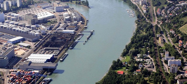 Nur der Rhein trennt den Rheinhafen Bi...der Wohnbebauung auf deutscher Seite.   | Foto: erich meyer