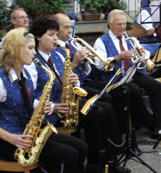Ins Zeug legten sich die Blasmusiker beim Dorfhock des Musikvereins Neuenweg.   | Foto: Doris Glagau
