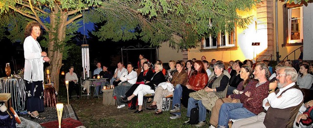 Sigrid Voigt (links) erzhlte in der V...mmler  &#8222;Vollmondmrchen&#8220;.   | Foto: Peter Heck