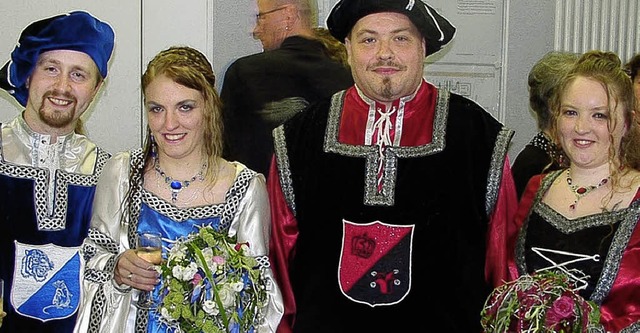 In mittelalterlichem Stil geheiratet: ...stian und Marlene Plautz (von links)    | Foto: Lins