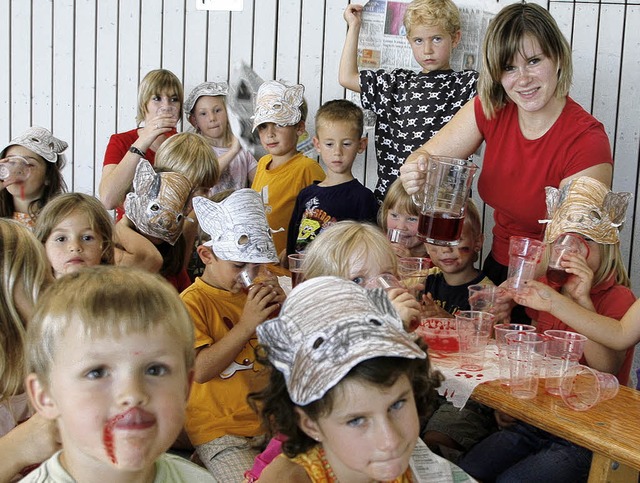 Die kleinen Vampire lassen sich den kn...s Apfel-Kirschsaft und Waldfruchtsaft.  | Foto: Heidi Fssel