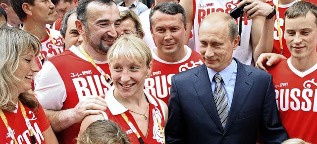 Lcheln mit dem Herrn Ministerprsiden...h ber den Besuch von Wladimir Putin.   | Foto: AFP