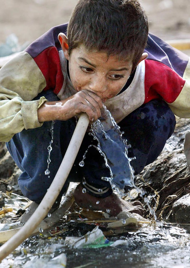 Dieser Junge trinkt in Bagdad aus eine... verschmutztes Wasser trinken mssen.   | Foto: AFP