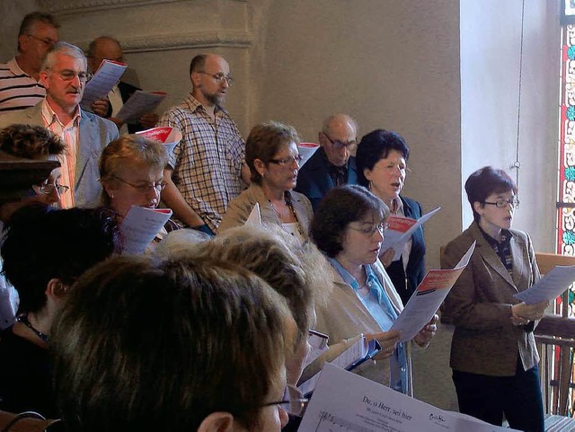 Der Kirchenchor umrahmte den Festgottesdienst musikalisch.  | Foto: Erhard Morath