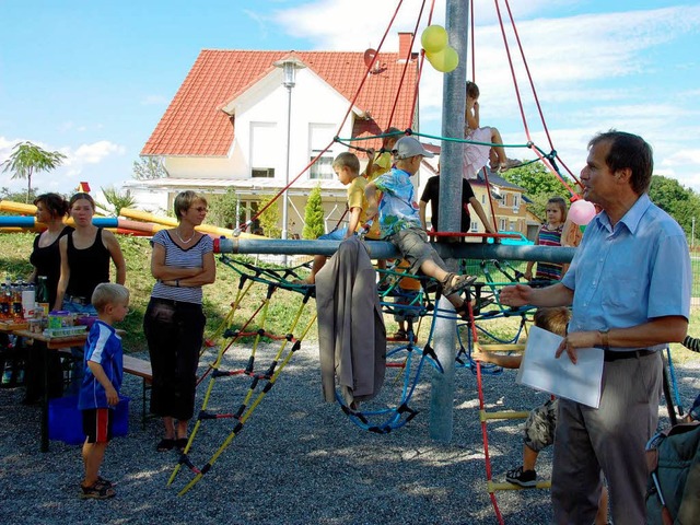 Noch  whrend der Rede von Brgermeist...n die Kinder den Spielplatz in Besitz.  | Foto: Herbert Frey