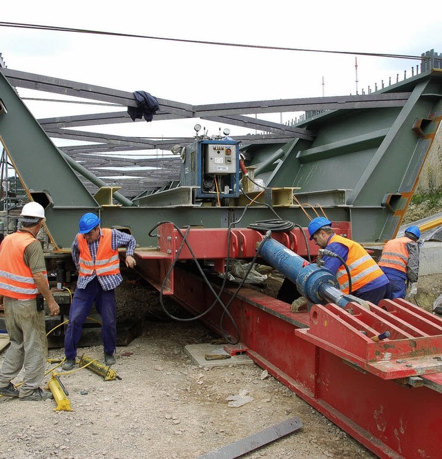 Die Hydraulikpresse (blau), verankert ...nd schiebt den Trog (grn) nach vorne. 