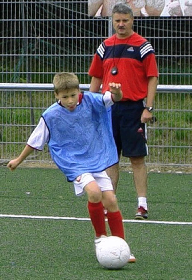 Fuballschule: Die kleinen Kicker lernten Tricks und Kniffe von den Stars.   | Foto: Matthias Schlageter