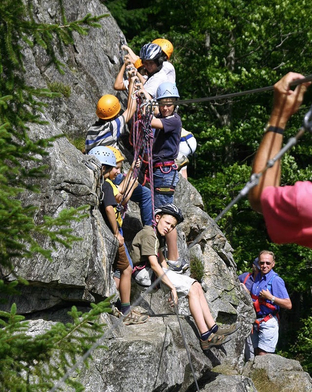 Nervenkitzel an der Steilwand: Mit dem...ng es in den Todtnauer Klettergarten.   | Foto: PRIVAT