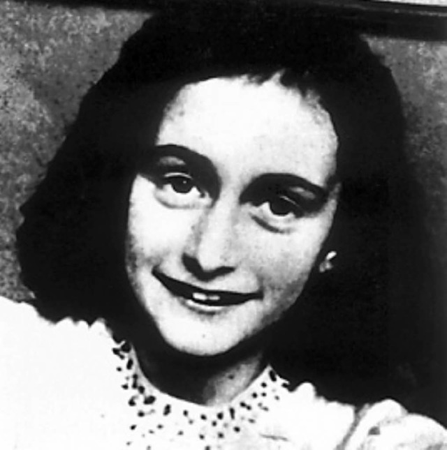 Anne Frank: Alexandra liest ihr Tagebuch.   | Foto: dpa