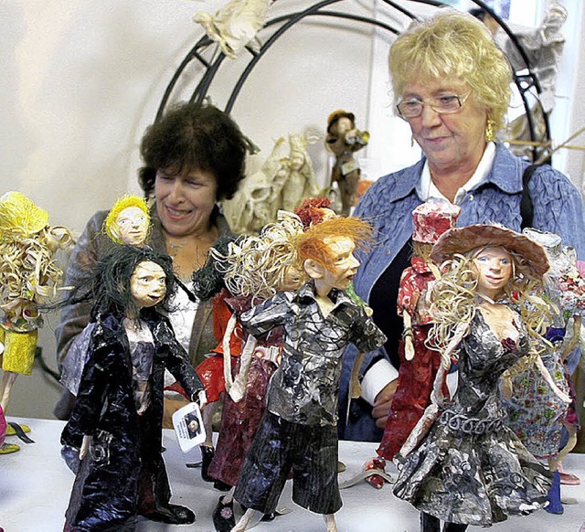 Auch Erika Kempfs Puppen  stoen auf das Interesse der Besucher.   | Foto: Fssel