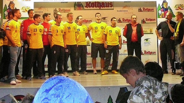 Schwarz-gelbe  Handball-Power. Trainer...eningen  bei der Kader-Prsentation.    | Foto: Felix Holm