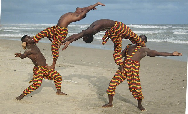 Hier noch  am Strand, bald schon am Rh...ischen Akrobaten der Bani-Obashw-Show  | Foto: promo