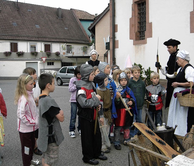 Es kann losgehen zum Rundgang durch &#...ie Stadtmagd kennen bestimmt den Weg.   | Foto: Roland Gutjahr