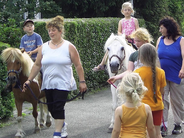 Beim Familientreff im Frbelkindergart...nyreiten eine besondere berraschung.   | Foto: Privat