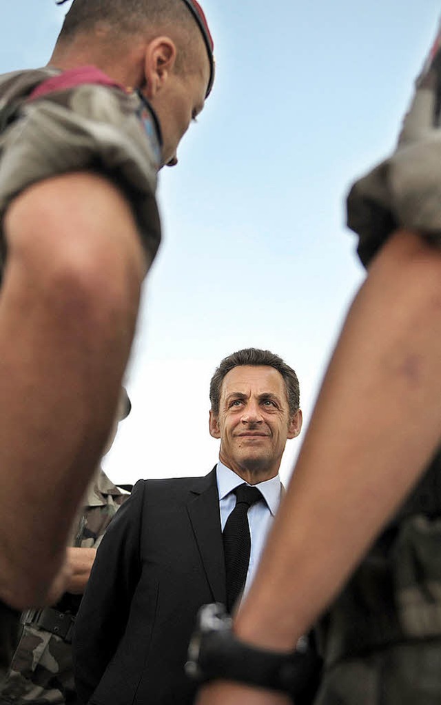 Professionell weitermachen: Nicolas Sa... Rat an die Truppen in Camp Warehouse   | Foto: AFP