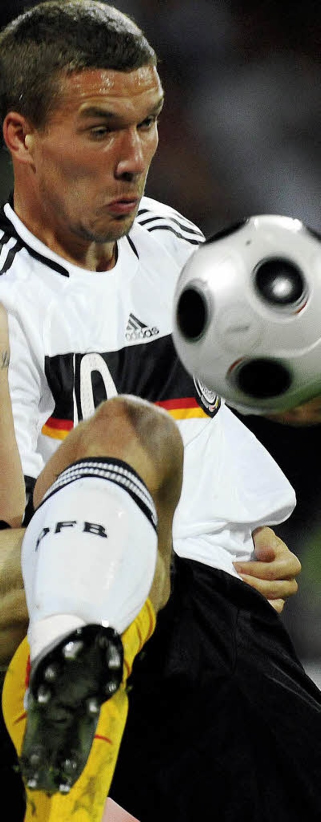 War eine Halbzeit lang ein deutscher Aktivposten: Lukas Podolski  | Foto: afp