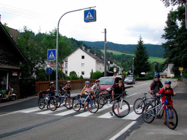 Der neue Fugngerberweg, Radler mssen zum berqueren absteigen.   | Foto: monika Rombach