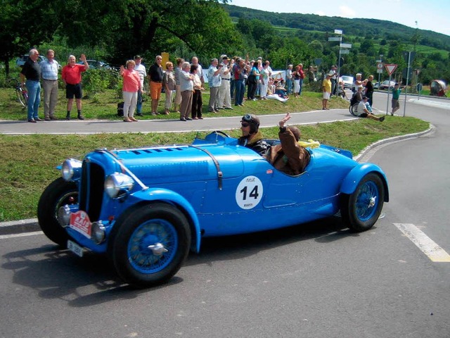 Zahlreiche Menschen  begrten die Tei... Oldtimer-Rallye am Haltinger Kreisel.  | Foto: Christoph Baum