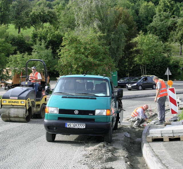 Die letzten Arbeiten an den Rndern  d...en neuen Fahrbahnbelag aufzubringen.    | Foto: Juliane Khnemund