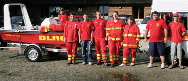 Die  acht Lebensretter aus Schwanau fr... neues, lang erwartetes Rettungsboot.   | Foto: BZ