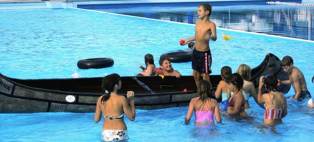 Mit dem Boot im Freibad? Das ist auch nicht alle Tage mglich.   | Foto: bz