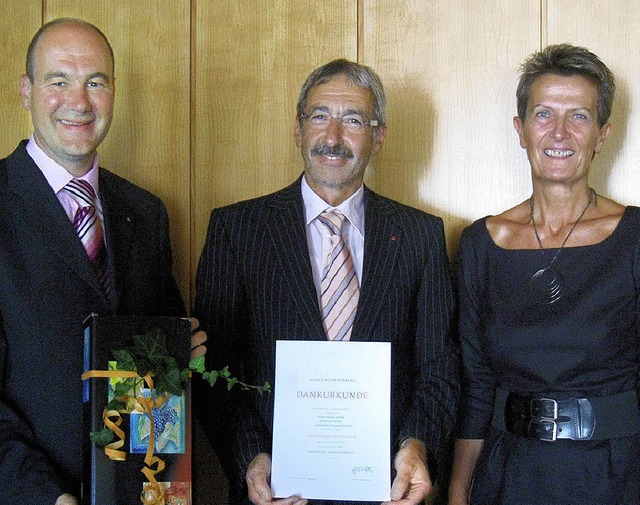 Gratulation zum Dienstjubilum (von li...Kopf-Priebe, Bereichsdirektorin Markt   | Foto: BZ