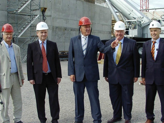 Minister Ernst Pfister (Mitte) besicht...nd Gnter Schlageter, Projektleiter.    | Foto: Lins