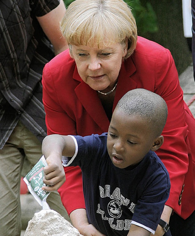 Kanzlerin im Kindergarten: Angela Merkel  in Frankfurt.  | Foto: dpa