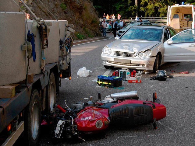 Erstz gegen das Auto, dann gegen den L...m Hllental schwer verunglckt ist.     | Foto: Martin Ganz