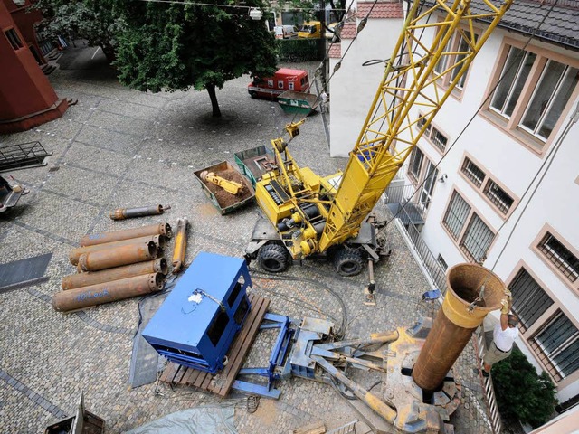 Cooe Sache: Im Rathaus-Innenhof wird derzeit ein Schluckbrunnen gebohrt.  | Foto: Ingo Schneider