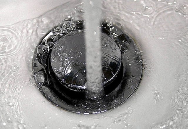 Viel zu kostbar fr den Ausguss: Trinkwasser  | Foto: ddp