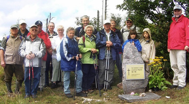 <Bildtext>Zum Gedenkstein fr die Vers...20; fhrte eine Wanderung</Bildtext>.   | Foto: franz kaiser