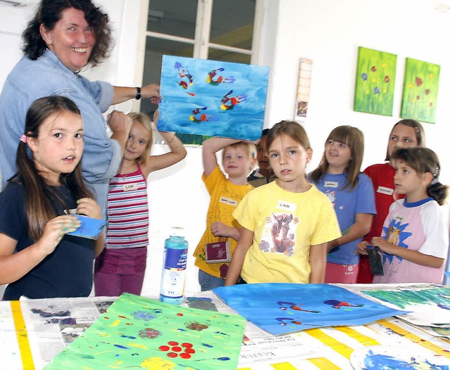 Brbel Zender zeigt den Kindern, wie Bilder entstehen.   | Foto: Fssel