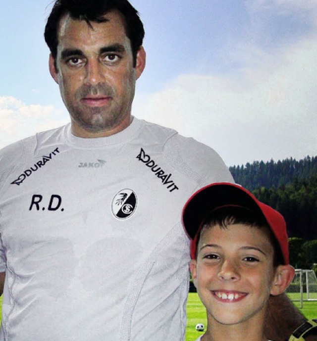 Robin Dutt, der Trainer des SC Freibur...uchskickern bereitwillig Autogramme.    | Foto: Privat