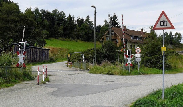 Der  schienengleiche Bahnbergang Schwarzenbachweg ist der Knackpunkt.     | Foto: Peter Stellmach