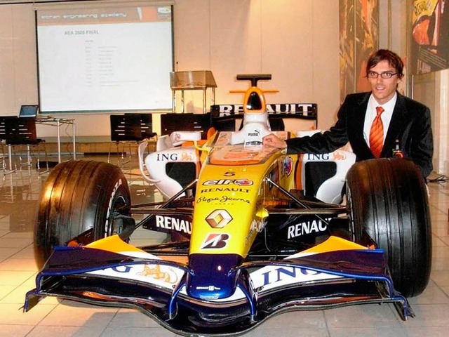 Boris Kubrak neben einem Formel 1-Boliden.  | Foto: altran