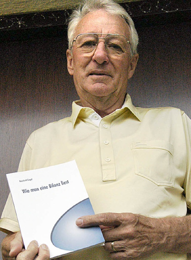 Reinhold Gagel mit seinem Buch &#8222;Wie man eine Bilanz liest&#8220;   | Foto: wic