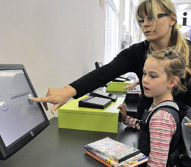 So geht&#8217;s: die siebenjhrige Sarafina beim DVD-Ausleihen.   | Foto: Schneider