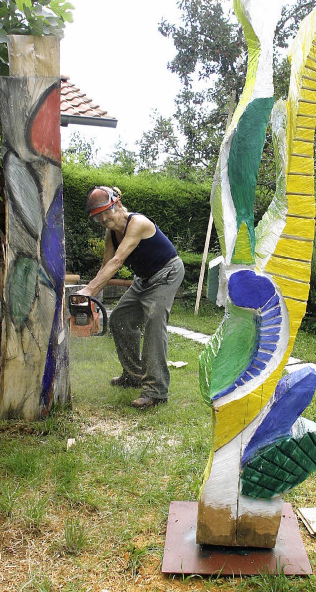 Gnsel, der Sger, arbeitet in seinem Garten an den Linden.  | Foto: fssel