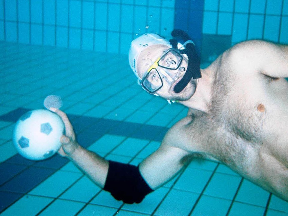 Der Ball ist mit Salzwasser gefüllt, damit er sinkt.  | Foto: Verein