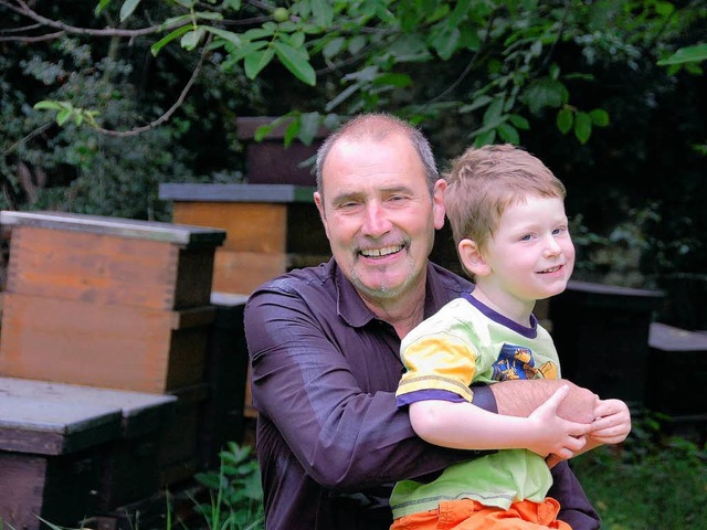 Erich Ludin und sein Enkel Paul vor ih...lssli&#8220; stehenden Bienenstcken.  | Foto: Herbert Frey