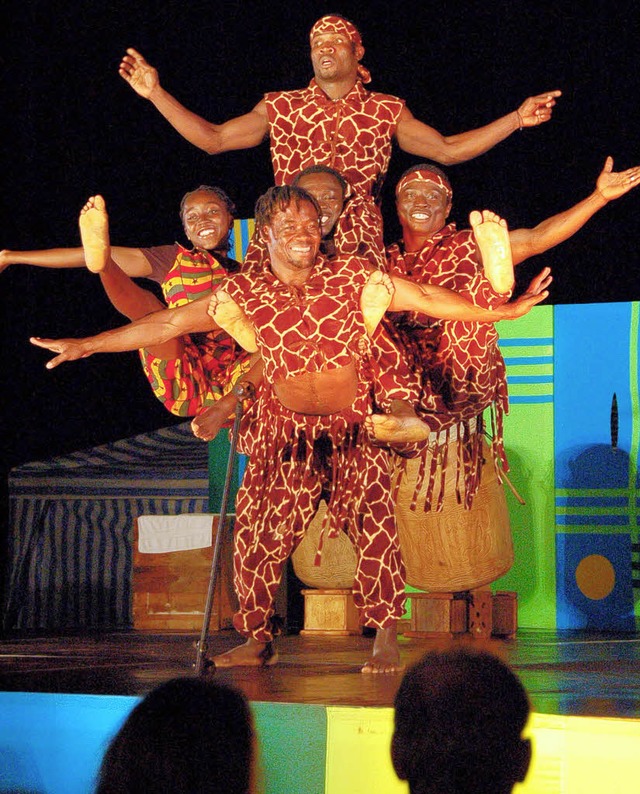 Die Artisten aus Ghana verzichten gerne auf allzu viel Bodenkontakt.   | Foto: Annette Mahro