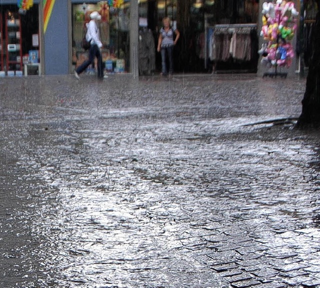 Samstagnachmittag am  Marktplatz, als der  Regen niederprasselte.    | Foto: Trenz