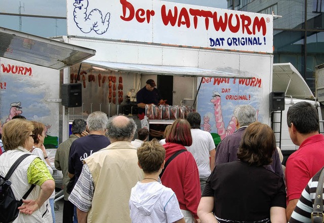 Umlagert: &#8222;Der Wattwurm&#8220; mit seinen Wurstwaren.  | Foto: Bettina Dlker
