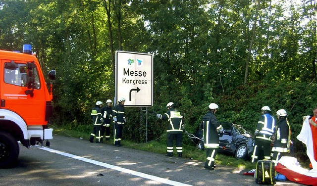 Viel Arbeitseinsatz war ntig, um die Fahrzeuge zu bergen.   | Foto: Feuerwehr